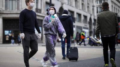 Los británicos continúan en las calles pese al elevado número de contagios en Londres y otras grandes ciudades./AFP.