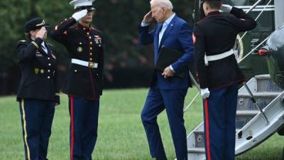 Biden ha dejado de usar mascarilla en exteriores pese a las recomendaciones de la CDC de retomar su uso por la variante delta./AFP.