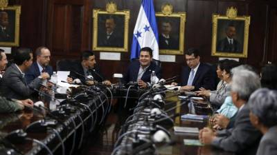 El presidente Juan Orlando Hernández con los desarrolladores de viviendas.