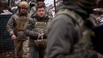 El presidente de Ucrania, Volodymyr Zelensky, visitó hoy las posiciones de combate de las tropas ucranianas en la frontera con Rusia.