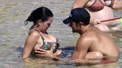 La cantante y el actor es la pareja de famosos más feliz del Verano. Ambos disfrutan de las playas de Cerdeña, Italia. Fotos de TMZ