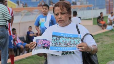 Doña Celina Sosa, progenitora de Arnold Peralta, muestra en la imagen las fotografías del Murcia, donde comenzó su hijo.