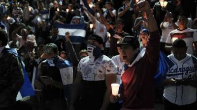 Cientos de nicaragüenses se manifestaron en una vigilia para denunciar 'el genocidio' cometido por el régimen de Ortega en su país./EFE.