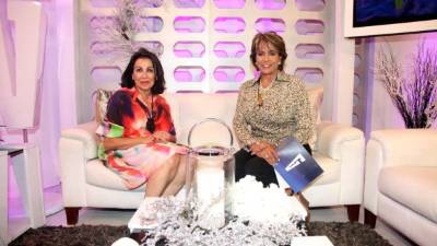 La periodista Nora Schauer (derecha) encantaba a la audiencia por su personalidad elegante y extrovertida.