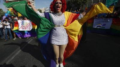 Miembros y simpatizantes de la comunidad LGBTI participan en la Marcha anual.