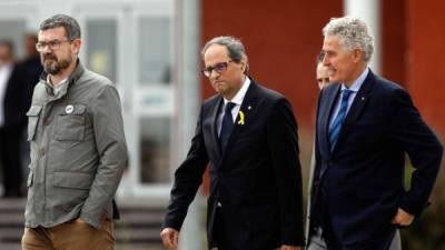 Catalan regional president Quim Torra (C) arrives at the Supreme Court in Madrid on September 17, 2020. - Spain's Supreme Court will consider an appeal by Catalan separatist president Quim Torra against a conviction for disobedience that saw him disqualified from holding public office for 18 months. If his appeal is rejected, Torra could be dismissed from office in a move that risks exacerbating a bitter dispute within Catalonia's deeply divided separatist movement and potentially trigger early regional elections. (Photo by PIERRE-PHILIPPE MARCOU / AFP)