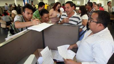 Los empleados seguían trabajando con normalidad, pero con la mente puesta en su despido. Fotos: Andro Rodríguez