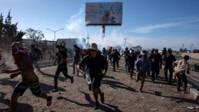 Unos 500 migrantes centroamericanos se lanzaron este domingo sobre la valla fronteriza que divide a México de Estados Unidos en Tijuana pero desistieron de cruzar al ser alcanzados por gases lacrimógenos y balas de gomas lanzadas por la Patrulla Fronteriza de EEUU.