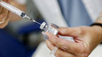 Un ensayo clínico promovido por el Instituto de Salud Carlos III ha confirmado este mes que combinar las vacunas de AstraZeneca con Pfizer potencia la inmunidad 'celular'.