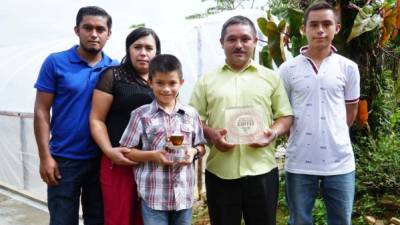 El matrimonio Ramos Rodríguez con tres de sus cuatro hijos posan con el premio recibido en Nueva York.