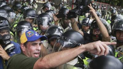 Henrique Capriles, líder opositor, se enfrentó a las fuerzas de seguridad durante una marcha en Caracas. Foto: EFE/Cristian Hernández