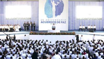 El presidente Salvador Sánchez Cerén se dirige a los presentes durante la ceremonia conmemorativa.
