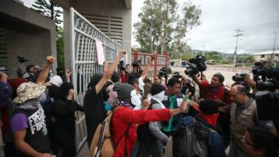 Los huelguistas abandonaron en grupo el recinto universitario.