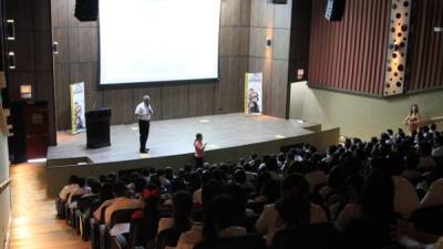 En el auditorio de Unitec, los estudiantes recibieron la primera charla.