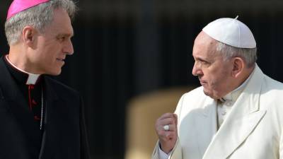 El papa Francisco con su secretario privado. AFP