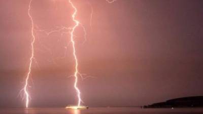 Los expertos aseguran que es mejor salirse del agua y buscar un refugio o sumergirse al agua a lo profundo. Foto BBC