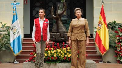 La reina Letizia es recibida por la primera Dama, Lucrecia Peinado (d), este miércoles, en el Palacio Nacional de la Cultura de la Ciudad de Guatemala.