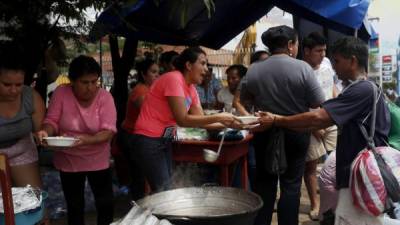 Voluntarios y organizaciones guatemaltecos han mostrado su solidaridad con los migrantes hondureños regalando alimentos, agua, ropa e incluso dinero, para los cientos de personas que integran una caravana que recorre su país.