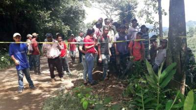 Los cuerpos fueron encontrados a la orilla de un camino.