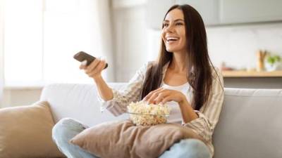Puedes crear un ambiente de cine en casa con palomitas, bebidas y una manta cómoda.