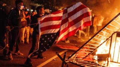 Manifestantes protagonizaron violentos disturbios en la capital estadounidense la noche del domingo./EFE.