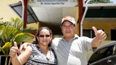 Fani Moreno y Job Cacerez posan en la entrada del centro de investigación de La Fe, Peña Blanca. Foto: Neptalí Romero