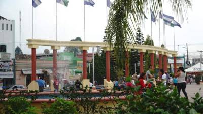 Como caracteriza a los centros de municipios pequeños, decenas de transeúntes descansan entre las jardineras del parque central. Fotos: Yoseph Amaya