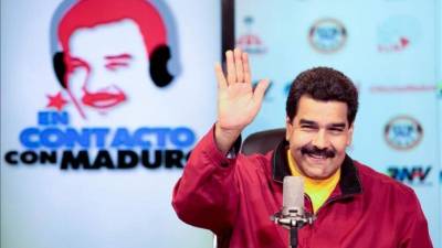 Fotografía cedida por la Presidencia de Venezuela este 27 de mayo de 2014, que muestra al presidente venezolano, Nicolás Maduro, mientras participa en un programa radial desde el palacio presidencial, en Caracas (Venezuela). EFE