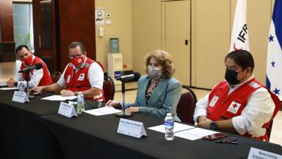 Autoridades de la Cruz Roja junto a Maritza Soto, directora de la CCIC. Foto: Melvin Cubas.