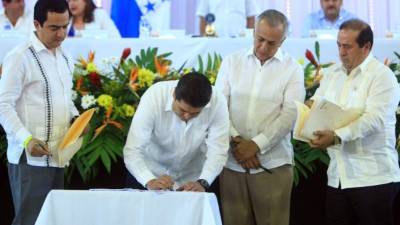 El Presidente firmó con el titular del Congreso, Mauricio Oliva, tres decretos para el desarrollo de energía limpia en la zona.