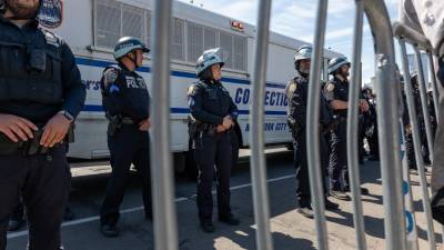 Policías de Nueva York vigilan una protesta propalestina en la ciudad.