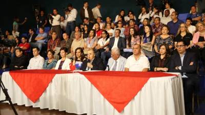 Miembros de la Junta Directiva de Teletón durante el lanzamiento de la campaña 2015.