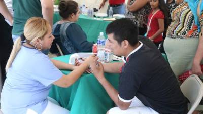 Doctores mientras atienden a un sampedrano.