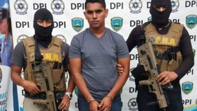 Yefri Josué Martínez (23) fue capturado por las autoridades y suspendido de su cargo.