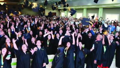 El tradicional lanzamiento de birrete no pudo faltar en la ceremonia de graduaciones. Los exuniversitarios celebraron por todo lo alto su nuevo logro académico. FOTOS: YOSEPH AMAYA.