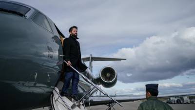 Boric baja de su avión tras aterrizar en Punta Arenas, la ciudad más austral del país, ubicada a más de 3.000 kilómetros al sur de la capital.