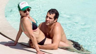 La pareja no esconde su amor en los lugares públicos.