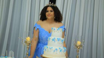 Cielo Laines lució un vestido azul con detalles brillantes, los cuales combinaron a la perfección con su pastel preferido.