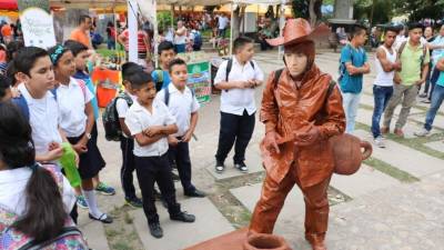 Miles visitan Gracias para participar en el evento cultural.