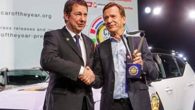 Hakan Samuelsson, posando con el premio a mejor 'Coche del año en Europa' junto a Frank Janssen, presidente de COTY y jurado.