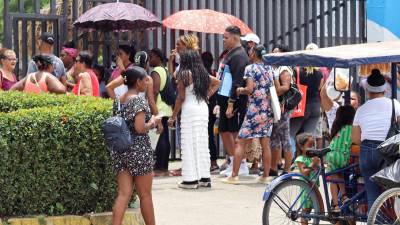 Migrantes hacen fila en oficinas migratorias este sábado, en Tapachula (México). EFE/ Juan Manuel Blanco