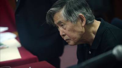 El expresidente peruano Alberto Fujimori (1990-2000), sentenciado a 25 años de cárcel por violación de derechos humanos, asiste a una audiencia pública en la sala de juicios del cuartel policial de Lima (Perú). EFE