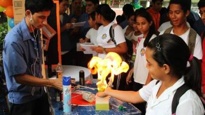 Los jóvenes del segundo de computación lograron generar fuego usando jabón e hicieron participar a los espectadores.