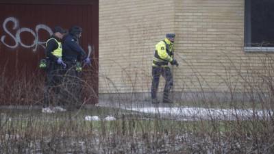 Las fuerzas policiales están desplegadas en la Escuela Risbergska en Örebro, Suecia,