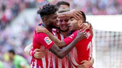 Ángel Correa celebra con sus compañeros el gol del triunfo del Atlético ante el Betis. Foto EFE