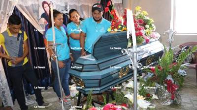 Familiares y amigos despiden con dolor a la bella jovencita.