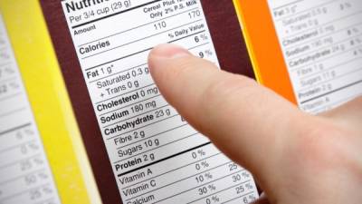 Es importante leer las etiquetas de los productos para saber la cantidad de calorías, sodio y azúcares que tiene.