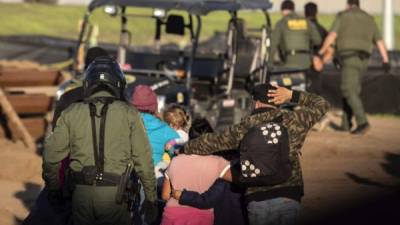 Decenas de familias hondureñas cruzan a diario la frontera entre EEUU y México para entregarse a la Patrulla Fronteriza y solicitar asilo./Foto referencial AFP.