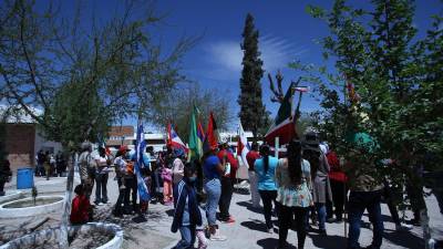 Migrantes de diferentes nacionalidades escenifican el viacrucis, en Ciudad Juárez, estado de Chihuahua (México). EFE/Luis Torres