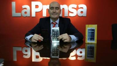 Víctor Bleda, director para Latinoamérica de Airis, muestra los dos modelos de la promoción. Fotos: Amílcar Izaguirre.